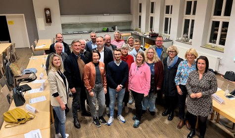 Ein Gruppenfoto von der ersten Mitgliederversammlung der "Lokalen Aktionsgruppe", © Stefanie Rüsing Ein Gruppenfoto von der ersten Mitgliederversammlung der "Lokalen Aktionsgruppe", © Stefanie Rüsing