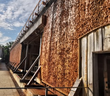 Der Innenraum des ErlebnisGradierwerks im Kurpark ist begehbar. Besucher bekommen ganz neue Einblicke in den Aufbau und in die Funktion des imposanten Bauwerks. Highlight sind die Sole-Nebelkammer und die Aussichtsplattform auf dem Dach des ErlebnisGradierwerks., &copy; Staatsbad Salzuflen GmbH