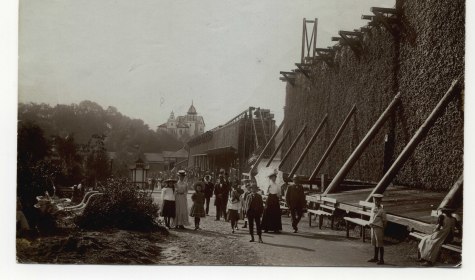 Personen vor dem Gradierwerk im Kurpark (1905), © Stadt Bad Salzuflen
