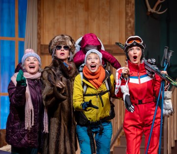 Vier Freundinnen treffen sich zu einem &bdquo;Friendsmas&ldquo; in der weihnachtlichen Revue &bdquo;Wei&szlig;e Zeiten&ldquo; am 20. November 2026 und daraus entwickelt sich in der Konzerthalle Bad Salzuflen eine turbulente Bescherungskom&ouml;die mit Herzblut, Witz und Charme. , &copy; Robert Jentzsch