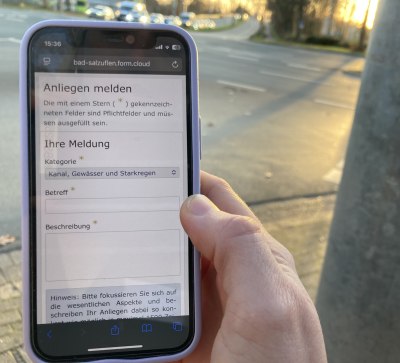 Ein Smartphone mit ge&ouml;ffnetem Webbrowser, die aufgerufene Seite zeigt den Anliegenmelder, &copy; Stadt Bad Salzuflen
