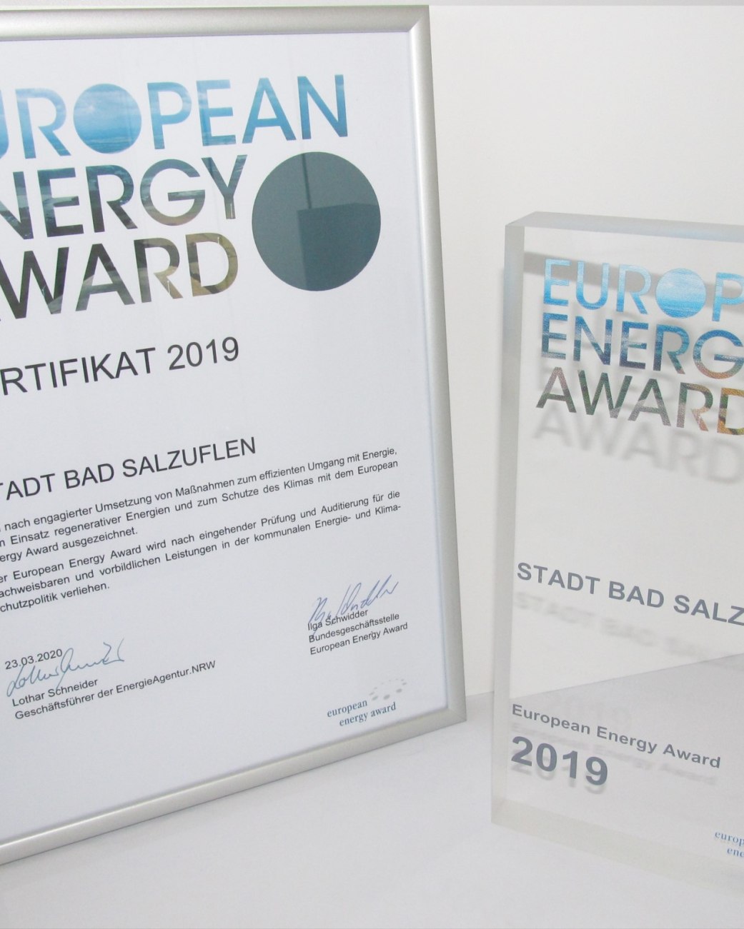 Zertifikat und Plakette für die Zertifizierung der Stadt Bad Salzuflen mit dem european energy award, © Stadt Bad Salzuflen