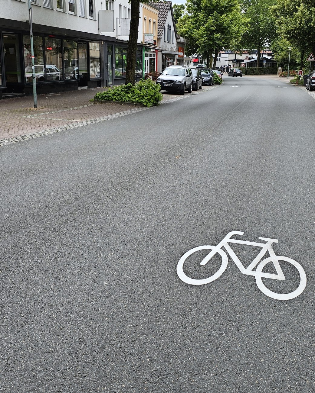 Auf der Straße aufgesprühte Fahrradpiktogramme, © Stadt Bad Salzuflen Auf der Straße aufgesprühte Fahrradpiktogramme, © Stadt Bad Salzuflen