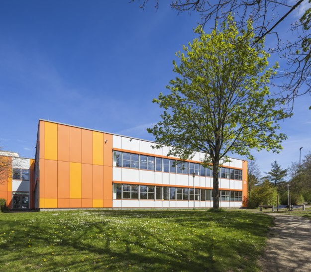 Bei sonnigem Wetter ist ein Gebäudeteil der Hauptschule Lohfeld zu sehen, © Jan Voth