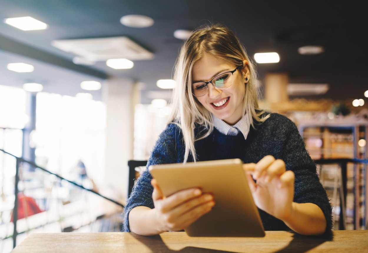 Frau mit Tablet, © nd3000/stock.adobe.com