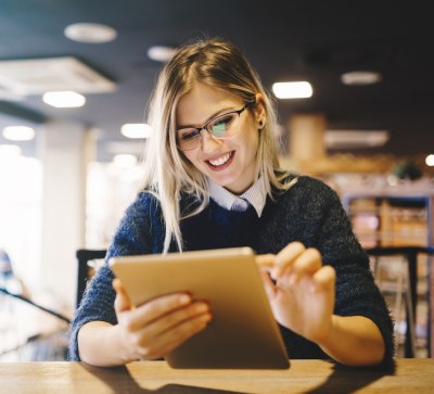 Frau mit Tablet, &copy; nd3000/stock.adobe.com