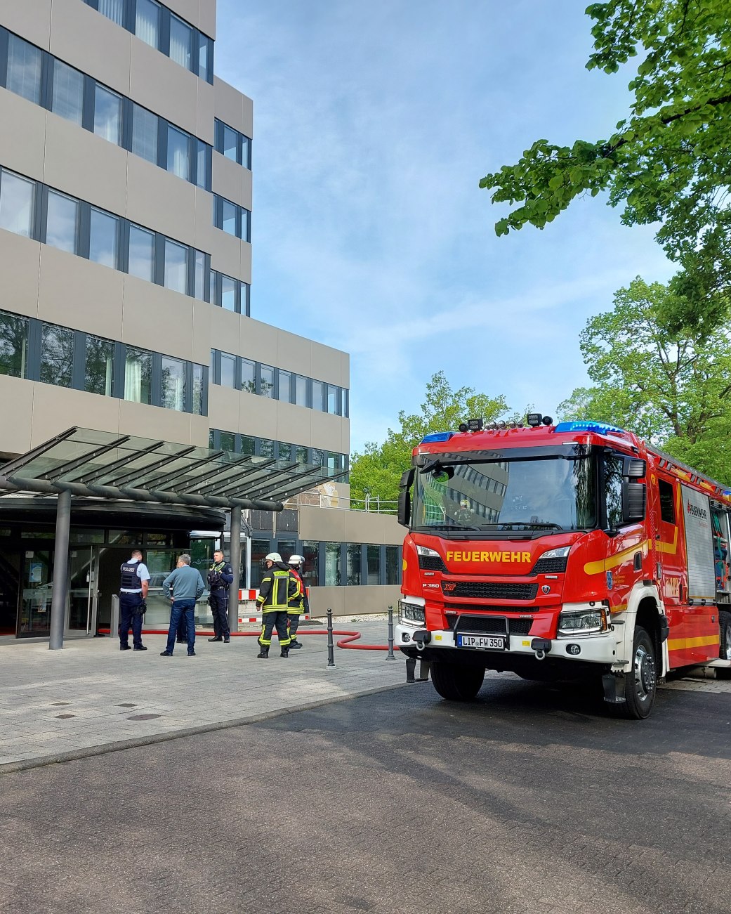 Mehrere Feuerwehrfahrzeuge stehen vor dem Haupteingang des Rathauses, © Stadt Bad Salzuflen