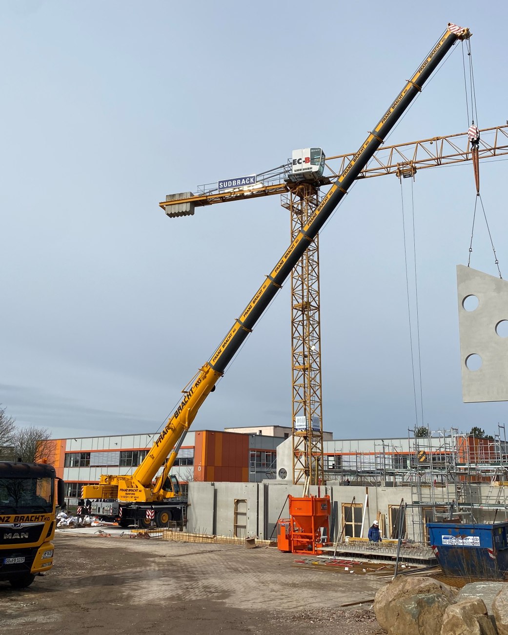 Zu sehen ist die Baustelle, auf der der Neubau der Hauptschule am Schulzentrum Lohfeld errichtet wird. , © Stadt Bad Salzuflen