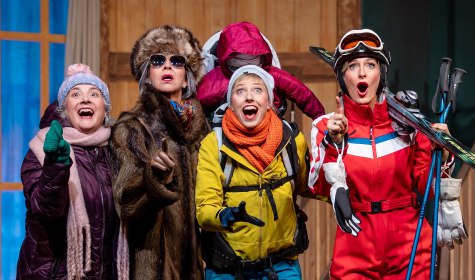 Vier Freundinnen treffen sich zu einem &bdquo;Friendsmas&ldquo; in der weihnachtlichen Revue &bdquo;Wei&szlig;e Zeiten&ldquo; am 20. November 2026 und daraus entwickelt sich in der Konzerthalle Bad Salzuflen eine turbulente Bescherungskom&ouml;die mit Herzblut, Witz und Charme. , &copy; Robert Jentzsch