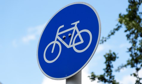 Zu sehen ist ein rundes, blaues Verkehrsschild  auf dem ein Fahrrad abgebildet ist., © lazysunbathers/stock.adobe