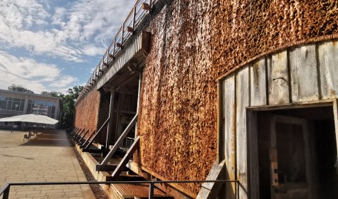 Der Innenraum des ErlebnisGradierwerks im Kurpark ist begehbar. Besucher bekommen ganz neue Einblicke in den Aufbau und in die Funktion des imposanten Bauwerks. Highlight sind die Sole-Nebelkammer und die Aussichtsplattform auf dem Dach des ErlebnisGradierwerks., &copy; Staatsbad Salzuflen GmbH