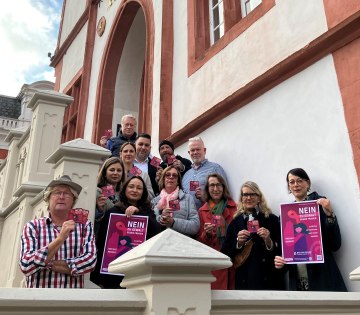 : Solidarität in Bad Salzuflen: Gastronomie, Innerwheel Club und Stadtverwaltung setzen im November ein deutliches Zeichen gegen Gewalt an Frauen mit rund 1000 Motto-Bierdeckeln und begleitenden Plakaten. Zur Verteilung trafen sich stellvertretend für alle an der Kampagne die Gastrowirtinnen und -wirte Jürgen Ortmann (Anno 66), Georgiana Bizimi (Zum Salzsieder), Anette Göllner (Zur Kate), Katrin Hoppe (Innerwheel Club Lemgo-Bad Salzuflen), Ina Schröder (Präsidentin Innerwheel Club Lemgo-Bad Salzuflen), Gleichstellungsbeauftragte Sybille Lüdecke, Stefania Bizimi (Zum Salzsieder), Maren und Ersin Dag (Hofbräuhaus), Andreas Gaus (Heimwärts), Joseph Westfeld (Lebenslang) und Bolli Bollhöfer (Stadtgespräch). , © Stadt Bad Salzuflen