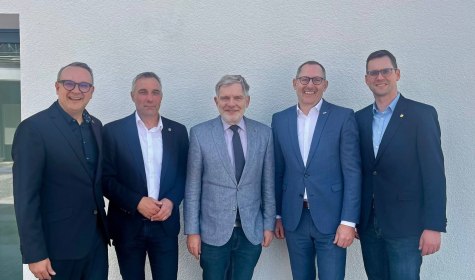 Lemgos Bürgermeister Markus Baier, Bad Salzuflens Bürgermeister Dirk Tolkemitt, DRK-Präsident Dr. Reiner Austermann, DRK-Vorstand Klaus Jürgen Wolf und Lages Bürgermeister Matthias Kalkreuter bringen die Pläne für neue Medizinische Versorgungszentren zur Stärkung der haus- und kinderärztlichen Versorgung voran., © Stadt Lemgo