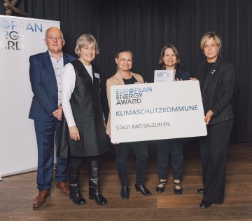 Im Rahmen einer Preisverleihung in Düsseldorf wurde die Stadt Bad Salzuflen erfolgreich für das Qualitätsmanagement
European Energy Award rezertifiziert. Bei der Urkundenübergabe dabei waren (von links) Reiner Tippkötter (energielenker projects GmbH, Greven) Ilga Schwidder (Geschäftsführerin Bundesgeschäftsstelle European Energy Award),
Ulrike Niebuhr (Fachbereichsleiterin Stadtentwicklung und Umwelt, Stadt Bad Salzuflen), Susanne Lübker (Energie-
Team & Fachbereich Stadtentwicklung und Umwelt, Stadt Bad Salzuflen) sowie Mona Neubaur (Ministerin für Wirtschaft, Industrie, Klimaschutz und Energie des Landes NRW)., © Bundesgeschäftsstelle European Energy Award