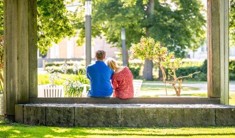 Paar sitzend im Kurpark, &copy; Stadt Bad Salzuflen / Teutoburger Wald Tourismus / D.Ketz