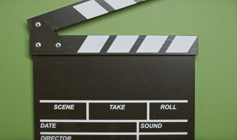 Schwarz-wei&szlig;e Filmklappe vor gr&uuml;nem Hintergrund, &copy; Pexels Tima Miroshnichenko