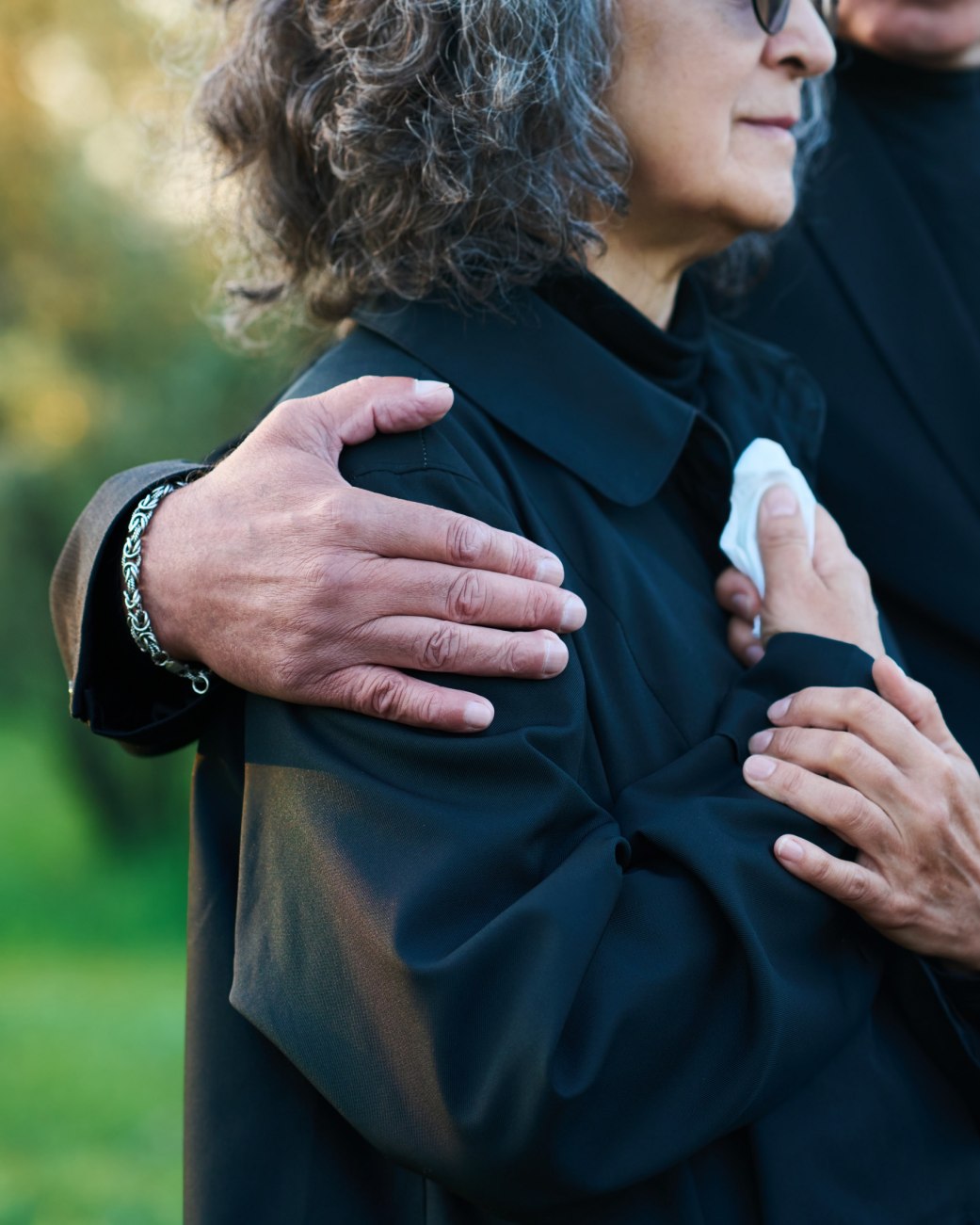 Menschen spenden einander Trost , © AdobeStock_646436655_pressmaster