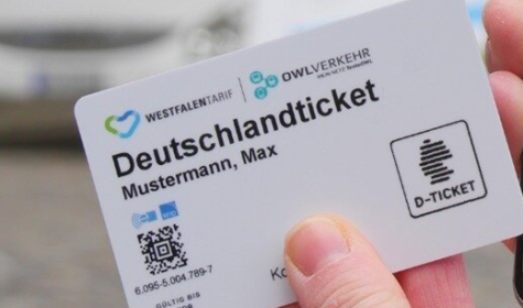 Eine Hand, die das Deutschlandticket in der Hand hält, © Stadt Bad Salzuflen