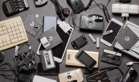 Eine Ansammlung von Elektroschrott, hauptsächlich alte Handys und PC-Peripherie, © stock.adobe.com | mitand73