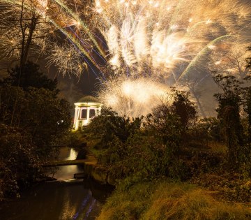 Die Stadt Bad Salzuflen lädt zum großen Silvester Open-Air am 31. Dezember 2025 in den Kurpark, wo das neue Jahr mit einem visuell-spektakulären Höhenfeuerwerk wie im vergangenen Jahr eingeläutet wird. 