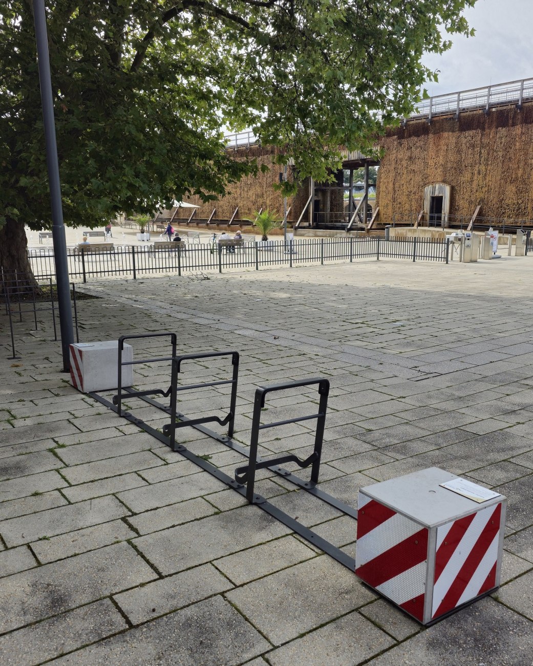 Ein mobiler Fahrradständer steht neben dem Haupteingang des Kurparks, © Stadt Bad Salzuflen