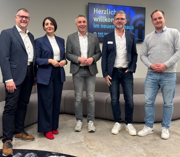 Ein Gruppenfoto mit Alexander Seiz (Geschäftsführer Kohl &amp; Partner), Anna-Lisa Davidovic (Leiterin GESUNDWERK Bad Salzuflen), Bürgermeister Dirk Tolkemitt und Ralf Hammacher (Fachbereichsleitung Touristik, Gesundheit und Kultur) sowie Alexander Bleifuß (Fachdienstleiter Tourismus, Marketing und Gesundheit), © Stadt Bad Salzuflen