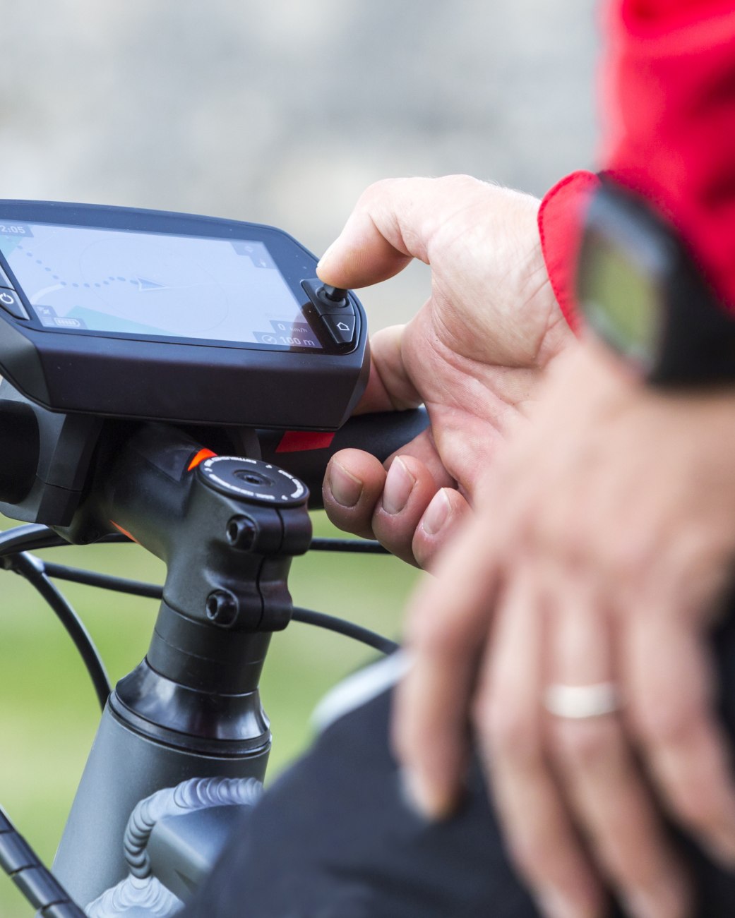 Zu sehen ist die Nahaufnahme eines Navigationsgerätes an einem E-Bike, © ©mmphoto - stock.adobe.com