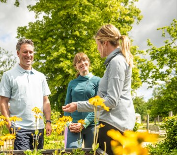 Der Kneipp-Gesundheitstag am 19. Juli in Bad Salzuflen macht die Gesundheit mit allen Sinnen erlebbar wie beim beliebten Kneipp-Spaziergang unter Anleitung von Dr. Diana Jedlicka (rechts, Projektleiterin & Gesundheitsmanagerin, Stadt Bad Salzuflen). , &copy; Teutoburger Wald Tourismus / D. Ketz