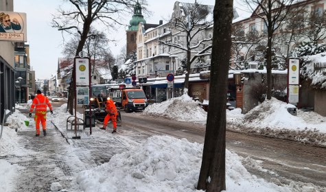 Mitarbeiter des st&auml;dtischen Baubetriebshofes r&auml;umen die Bushaltestellen am Ostertor., &copy; Stadt Bad Salzuflen