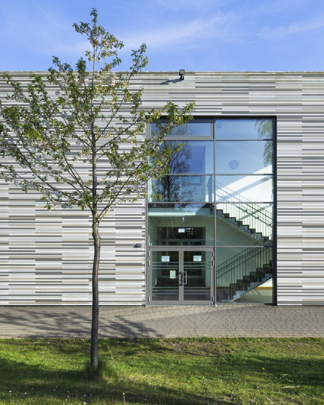 Bei sonnigem Wetter ist ein Geb&auml;udeteil der Hauptschule Lohfeld zu sehen, &copy; Jan Voth