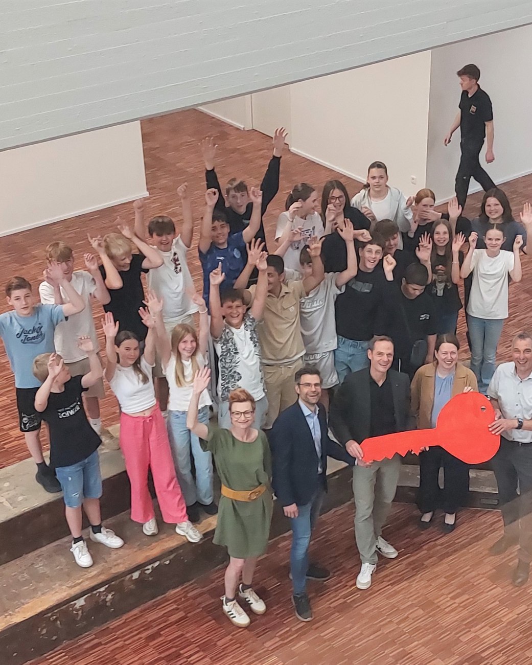 Mit großer Freude übernahmen die Schüler*innen der Klasse 7 c der Gesamtschule Aspe und Lehrerin Oxana Buk (vorne links) sowie der stellvertretende Schulleiter Gordon Gröne (vorne 2.v.l) und Schulleiter Oliver Dudek (vorne Mitte) den symbolischen Schlüssel nach Fertigstellung des ersten Bauabschnitts von Bad Salzuflens Bürgermeister Dirk Tolkemitt (vorne rechts) und Katja Mönnigmann-Steinbeck (vorne 2.v.r., Fachbereichsleitung Jugend, Soziale Dienste und Schule). , © Stadt Bad Salzuflen Mit großer Freude übernahmen die Schüler*innen der Klasse 7 c der Gesamtschule Aspe und Lehrerin Oxana Buk (vorne links) sowie der stellvertretende Schulleiter Gordon Gröne (vorne 2.v.l) und Schulleiter Oliver Dudek (vorne Mitte) den symbolischen Schlüssel nach Fertigstellung des ersten Bauabschnitts von Bad Salzuflens Bürgermeister Dirk Tolkemitt (vorne rechts) und Katja Mönnigmann-Steinbeck (vorne 2.v.r., Fachbereichsleitung Jugend, Soziale Dienste und Schule). , © Stadt Bad Salzuflen