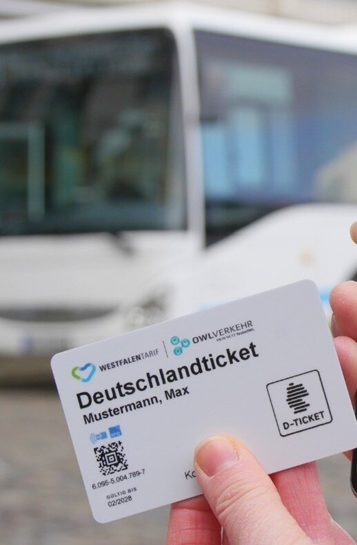 Eine Hand, die das Deutschlandticket in der Hand hält, © Stadt Bad Salzuflen