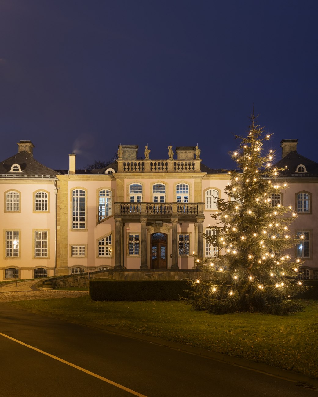 Zu sehen ist die Musikschule im Schloss Stietencron vor der ein leuchtender Weihnachtsbaum aufgestellt wurde., © Jan Voth