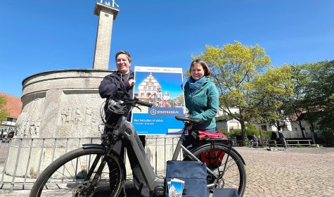 Auch in diesem Jahr hei&szlig;t es wieder &bdquo;Stadtradeln&ldquo;: Die Organisatoren der Stadtverwaltung Bad Salzuflen um den Radverkehrsbeauftragten Sebastian Baving (links) sowie die Klimaschutz- und Mobilit&auml;tsbeauftragte Susanne L&uuml;bker machen eine Stippvisite auf dem Salzhof der Kurstadt, wo am 17. Mai 2026 die Auftaktveranstaltung stattfindet. , &copy; Stadt Bad Salzuflen