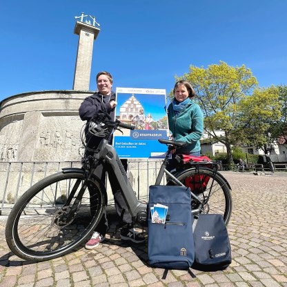 Auch in diesem Jahr hei&szlig;t es wieder &bdquo;Stadtradeln&ldquo;: Die Organisatoren der Stadtverwaltung Bad Salzuflen um den Radverkehrsbeauftragten Sebastian Baving (links) sowie die Klimaschutz- und Mobilit&auml;tsbeauftragte Susanne L&uuml;bker machen eine Stippvisite auf dem Salzhof der Kurstadt, wo am 17. Mai 2026 die Auftaktveranstaltung stattfindet. , &copy; Stadt Bad Salzuflen
