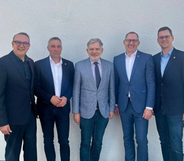 Lemgos Bürgermeister Markus Baier, Bad Salzuflens Bürgermeister Dirk Tolkemitt, DRK-Präsident Dr. Reiner Austermann, DRK-Vorstand Klaus Jürgen Wolf und Lages Bürgermeister Matthias Kalkreuter bringen die Pläne für neue Medizinische Versorgungszentren zur Stärkung der haus- und kinderärztlichen Versorgung voran., © Stadt Lemgo