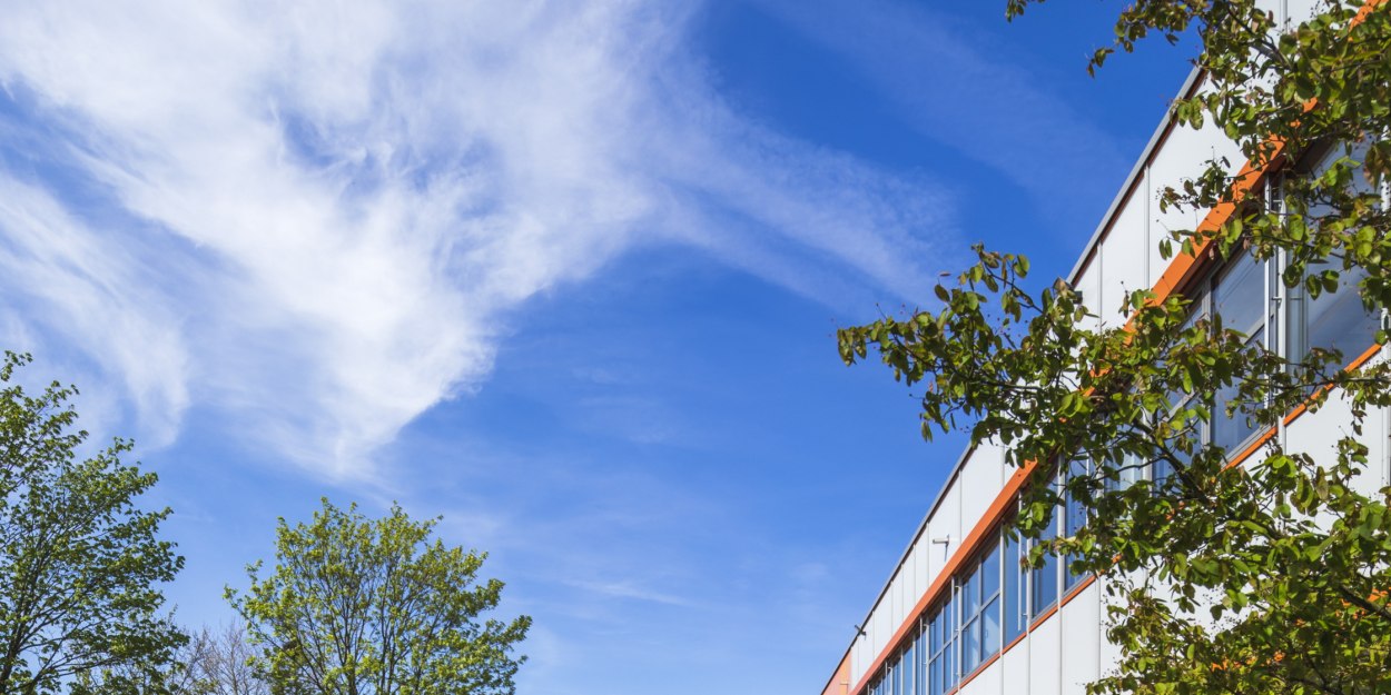 Bei sonnigem Wetter ist ein Gebäudeteil der Hauptschule Lohfeld zu sehen, © Jan Voth