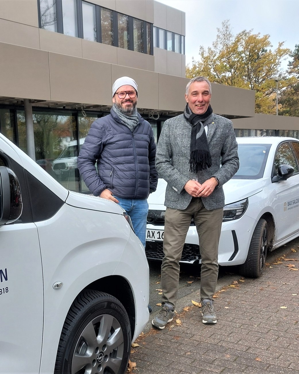 Weithin sichtbar sind die neuen Dienstwagen der Stadtverwaltung Bad Salzuflen, die Bürgermeister Dirk Tolkemitt (rechts) und Fuhrparkmanager Frank Wilke-Frenzel (Stabsleitung Zentraler Service) vor dem Rathaus präsentieren., © Stadt Bad Salzuflen Weithin sichtbar sind die neuen Dienstwagen der Stadtverwaltung Bad Salzuflen, die Bürgermeister Dirk Tolkemitt (rechts) und Fuhrparkmanager Frank Wilke-Frenzel (Stabsleitung Zentraler Service) vor dem Rathaus präsentieren., © Stadt Bad Salzuflen