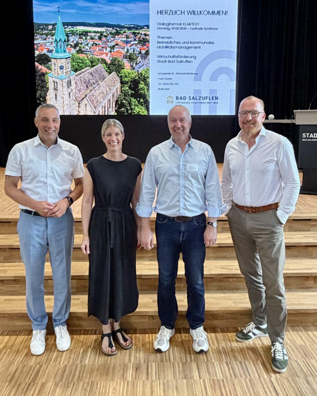 v.l.n.r.: Bürgermeister Dirk Tolkemitt, Erste Beigeordnete und Kämmerin Melanie Koring, Wirtschaftsförderer Frank Heinkel und Geschäftsführer der Stadtwerke Bad Salzuflen Volker Stammer, © Stadt Bad Salzuflen v.l.n.r.: Bürgermeister Dirk Tolkemitt, Erste Beigeordnete und Kämmerin Melanie Koring, Wirtschaftsförderer Frank Heinkel und Geschäftsführer der Stadtwerke Bad Salzuflen Volker Stammer, © Stadt Bad Salzuflen