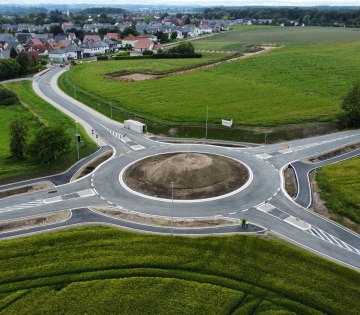 Die neue Bad Salzufler Kreisverkehrsanlage &bdquo;Lockhauser Stra&szlig;e&ldquo; wurde fr&uuml;her als geplant fertiggestellt, die fortan das Baugebiet S&uuml;dfeld erschlie&szlig;t und die Sicherheit f&uuml;r Verkehrsteilnehmende verbessert., &copy; Stadt Bad Salzuflen
